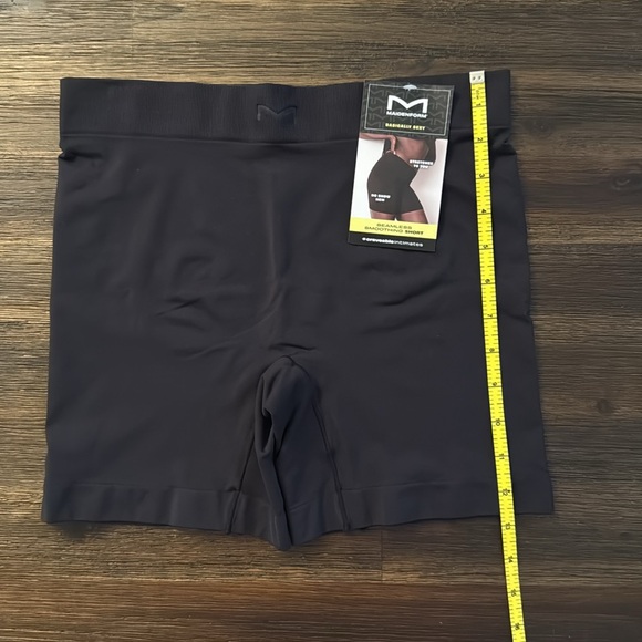Maidenform Basically Sexy Black Seamless Smoothing Shorts Large NWT - Picture 7 of 11